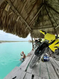 Descubre Bacalar como nunca: rutas off-road, kayak al amanecer, buceo en Mahahual y comunidades menonitas. Aventuras locales, eco-amigables y memorables.